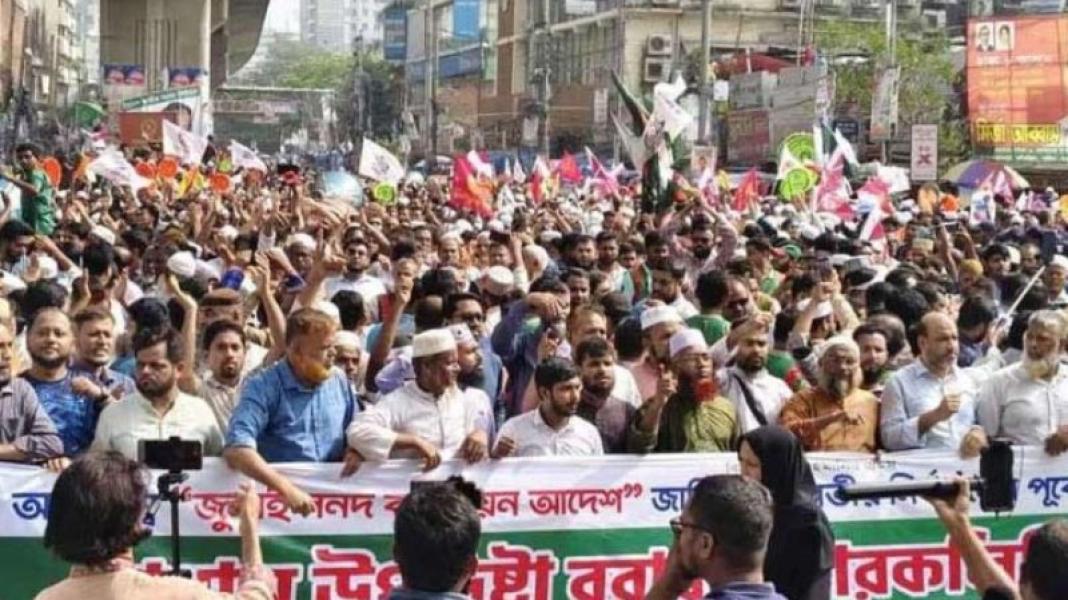 নভেম্বরে গণভোটের দাবিতে উত্তাল পল্টন